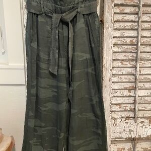 Splendid Wide-leg Cropped Camo Pants